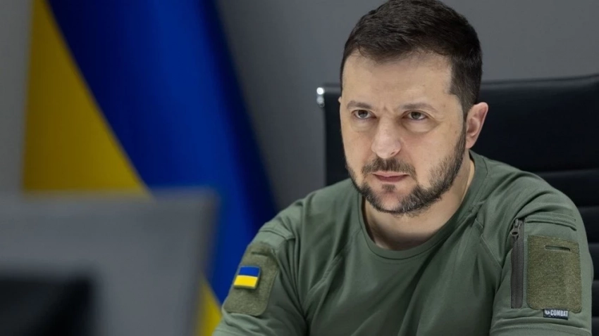 Зеленский Америкадан Украинага болгон аскердик жардамдын токтотулушу тууралуу пикирин билдирди
