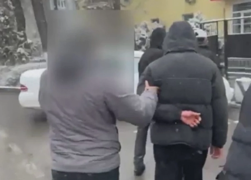 Бишкекте авто уурдалды, 17 жана 19 жаштагы уурулар кармалды