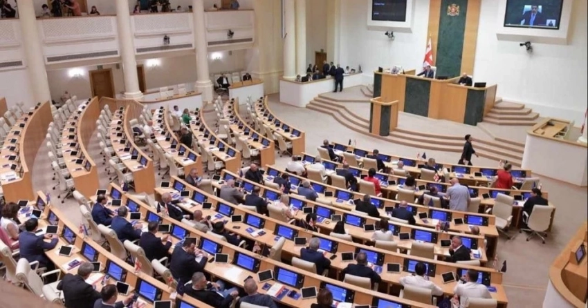 Грузия парламенти «американдык версиядагы» чет өлкөлүк агенттер жөнүндө мыйзамды кабыл алып, бекитти