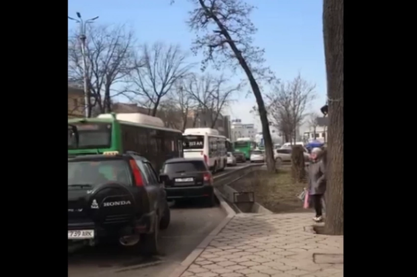 Кыргызстандын борборунун борбордук бөлүгү автоунаалар менен автобустарга толгон