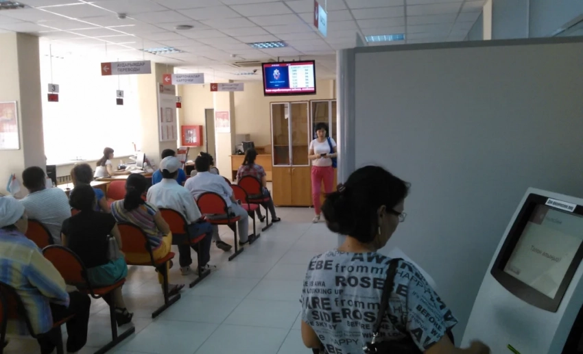 Депутаттар Улуттук банктан мамлекеттик банктарда мобилдик тиркемелер аркылуу онлайн кезек киргизүүнү сурашты