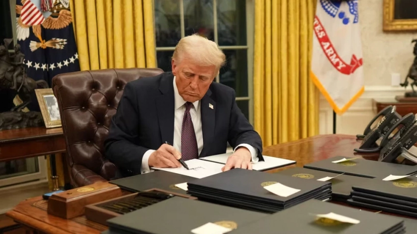 «Нью-Йорк Таймс»: Трамп АКШга кирүү боюнча тыюуларды кайра жандандырууга даяр. Мурдагы тизмеде Кыргызстан бар