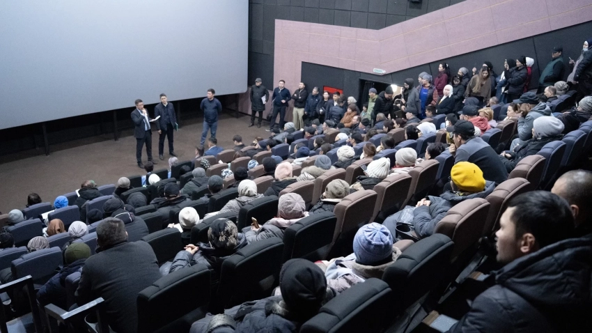 Салык кызматы Аламедин базарындагы ишкерлер менен товарларды легалдаштыруу маселесинде жолугушуу өткөрдү