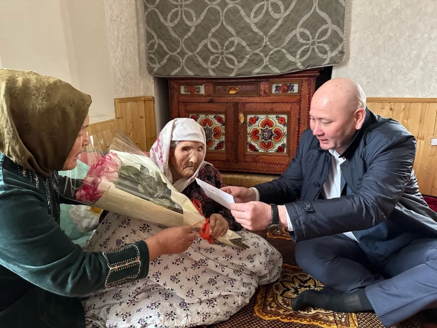 Баткен аймагынын башчысы 100 жаштагы тургуну Эл аралык аялдар күнүнө карата куттуктады