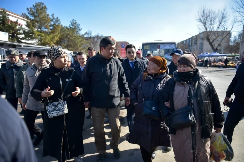 Ош базарында тазалоо жана стихиялуу соодага каршы рейд өттү