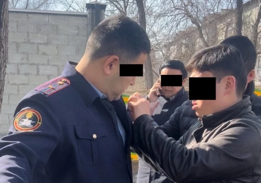 ГКНБ: Первомай райондук ИИБинин тергөөчүсү наркобузуучулар кызматкеринен пара талап кылган