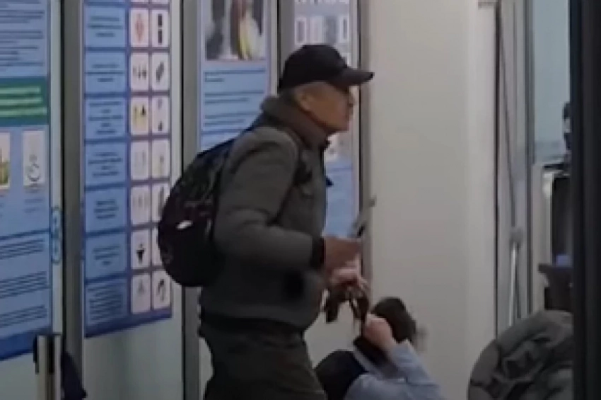 Нож менен куралданган эркек Алматы аэропортунун кызматкерин кепилдикке алды (видео)