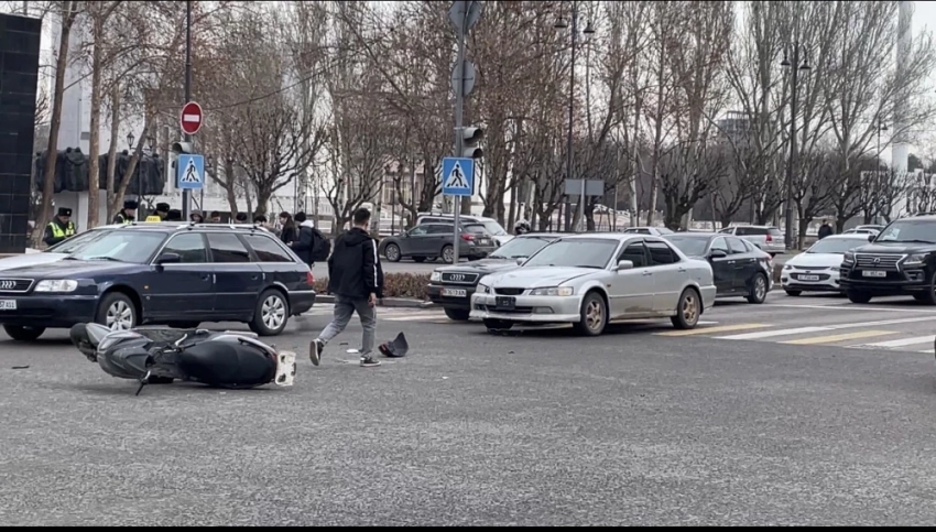 Бишкектин борборунда жеңил машина менен мопед кагышты