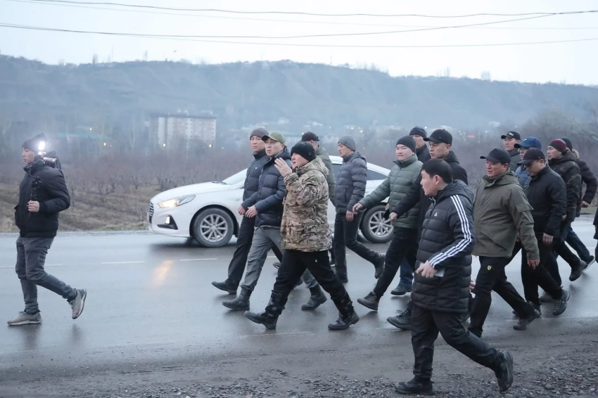 Ош шаардык мэри көчөлөрдү көрктөндүрүү жана мыйзамсыз курулган имараттарды сүрдүрүү үчүн тапшырма берди