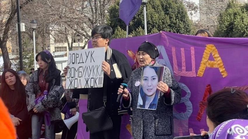 Ургаптын Айжан: «Аялдарды балдарынын алдында зордуктап, өлтүрөт, жүктүү экенине карабай»