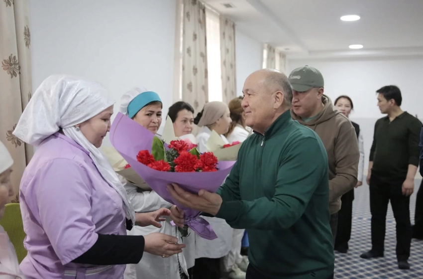 Ош шаарынын мэри "Боорукердик" интернатындагы аялдарды 8-Март менен куттуктады