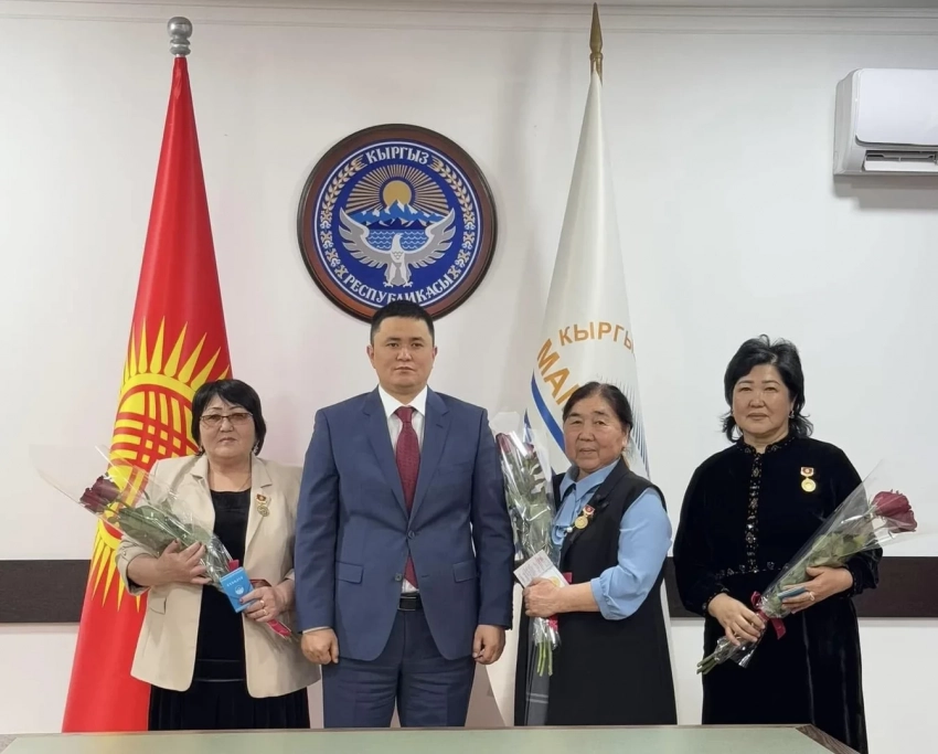 Нурдан Орунтаев аялдарга «Кыргыз Республикасынын эмгек сиңирген куруучусу» ардак белгисин тапшырды