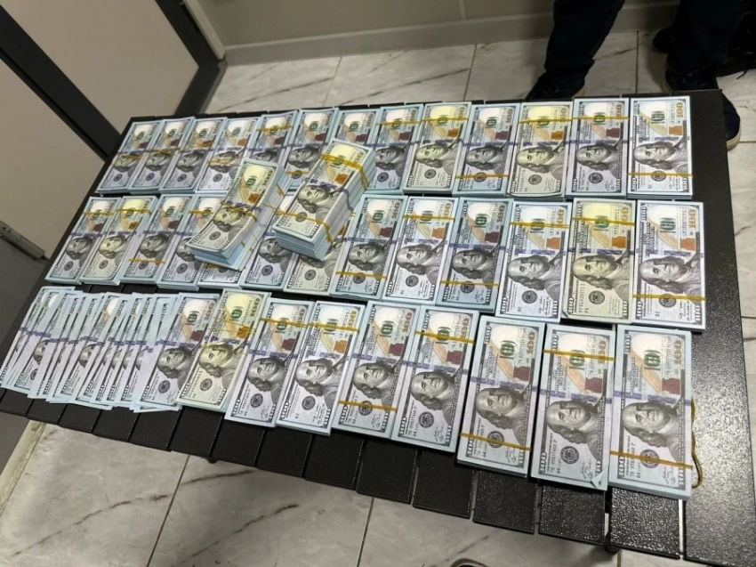 Бишкекте 362 миң фальшиви доллар менен чет элдик жаран кармалды (видео)