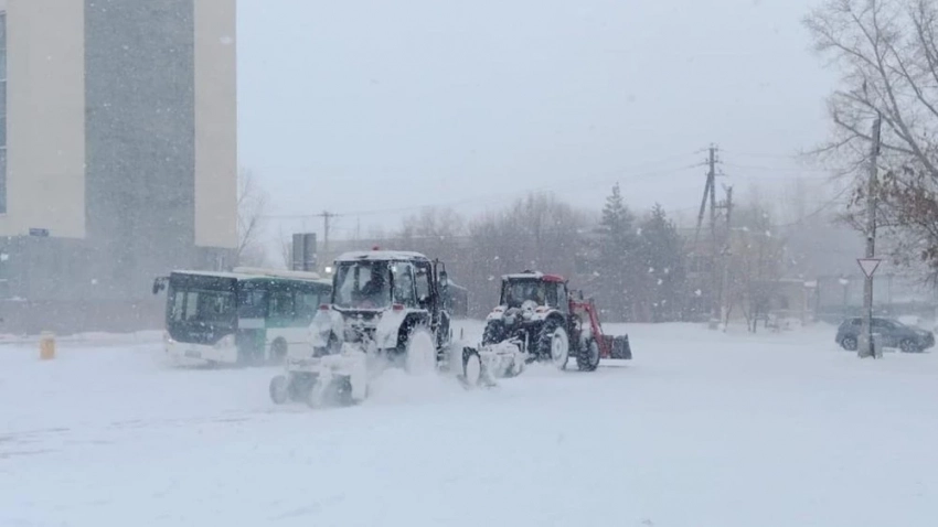 Астанада кар жаагандыктан жарым күндүн ичинде 100 ЖББ катталды, шаардан чыгуучу жолдор жабылды