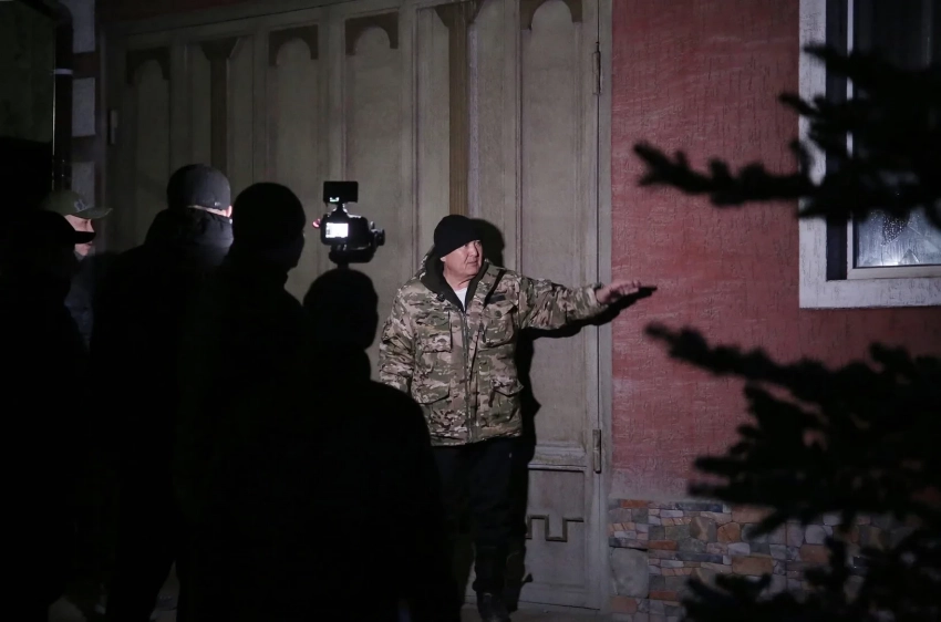 Ош шаарынын мэри мыйзамсыз тосмолорду алууга буйрук берди, бирок жолдорду кеңейтүү максатында