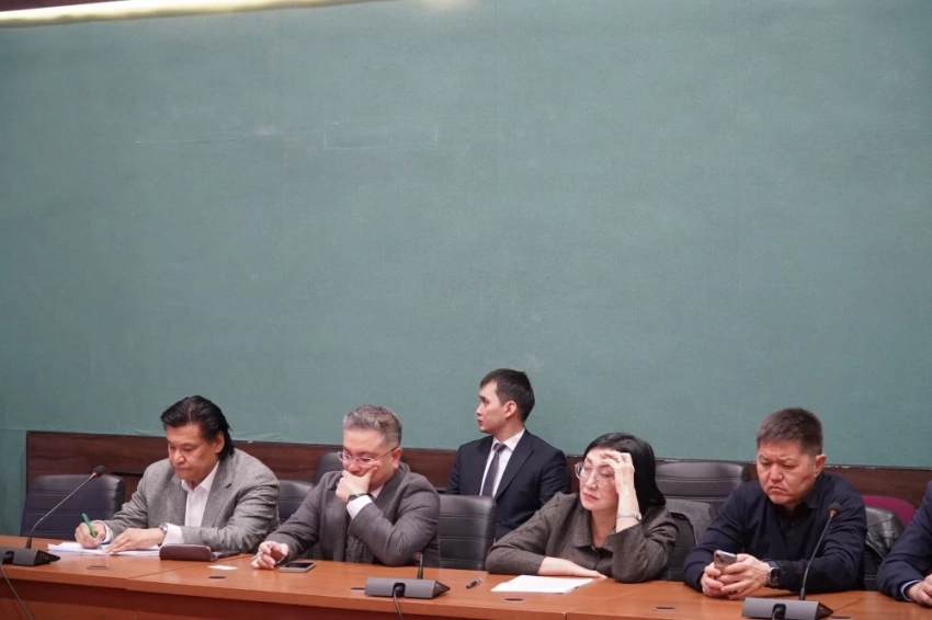 Юстиция министрлигинде мамлекеттик органдарды дебюрократиядан чыгаруу маселеси талкууланды