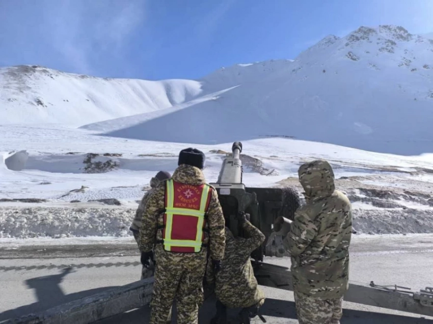 Бишкек–Ош автожолунда чечим менен лавиналар түшүрүлдү (видео)