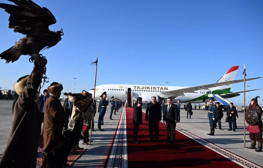 Тажикстандын президенти Эмомали Рахмон Кыргызстандын мамлекеттик визит менен келди