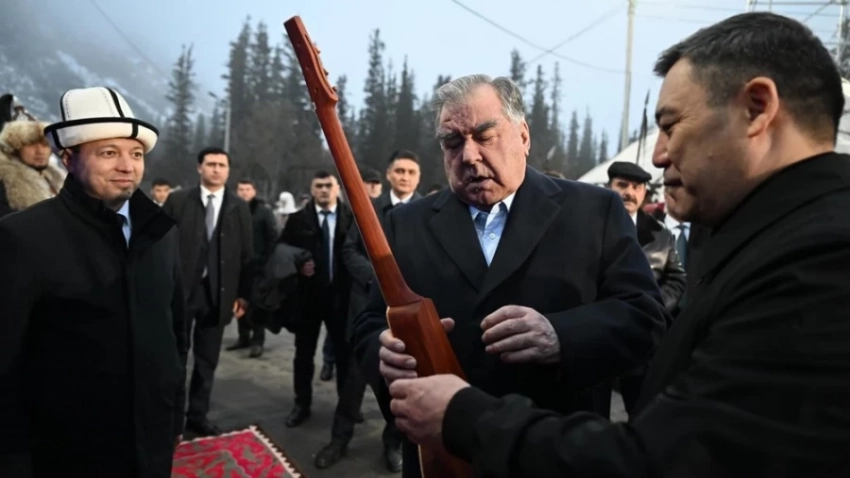 Тажикстан президентина кол менен жасалган комуз тартууланды (видео)