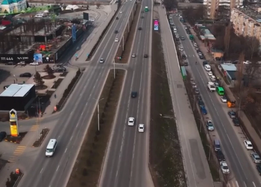 Видео: Бишкек пик маалдарында кандай көрүнөт, бардык мектептер, жогорку окуу жайлары жана бала бакчалар иштебегенде