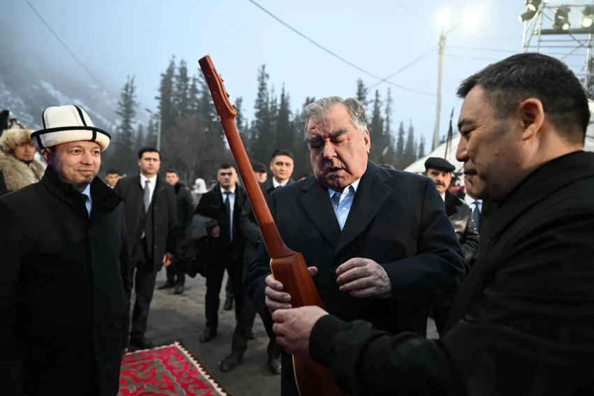 Тажикстандын президенти Эмомали Рахмондун комузу белекке берилди