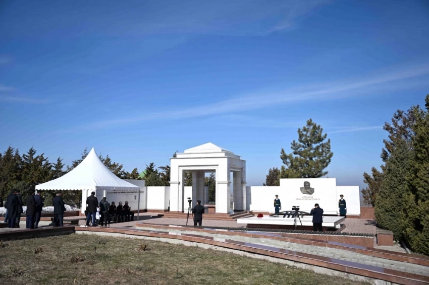 Эмомали Рахмон "Ата-Бейит" тарыхый-мемориалдык комплекстин кечирип өттү