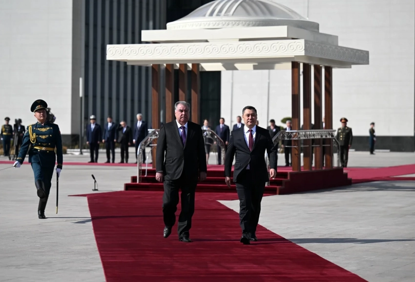 Кыргызстан жана Тажикистан президенттеринин расмий жолугушуу аземи – сүрөт