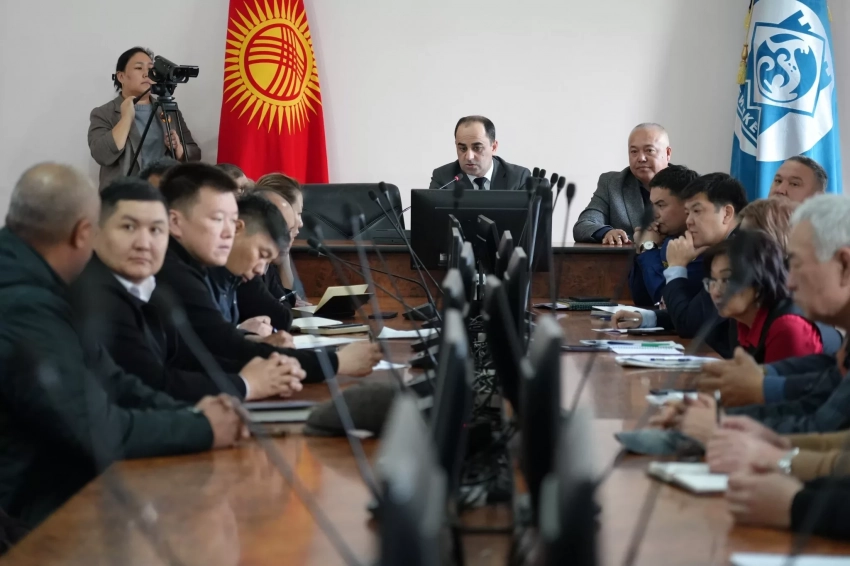 Бишкек шаардык мэриясында ТРК «Ош базары»нын жакшырып жатышы боюнча маселелер талкууланды