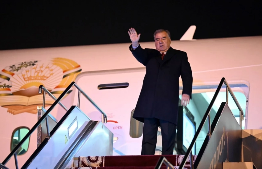 Тажикстан президенти Эмомали Рахмон Кыргызстандын кылдат уюштурулган мамлекеттик визитин аяктады