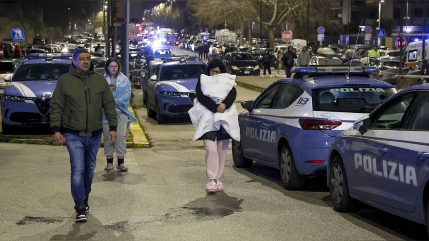 Неапольдун тургундары жер сілкинин жана вулкан жарылуусунан коркпой, үйлөрүн таштап, парктарда лагер курду