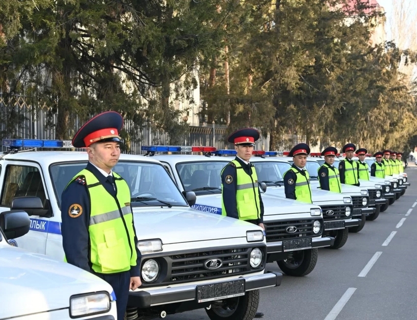 Ички иштер министрлиги 30 жаңы унааны аймактык ИИБге өткөрүп берди