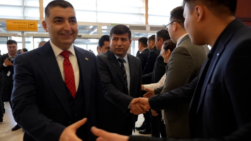 Кош келиңиздер! Тажикстандан биринчи учак Бишкекке келди (сүрөт жана видео)