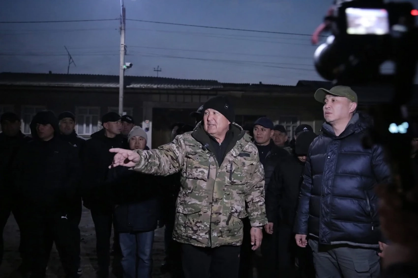 Ош шаарынын мэри көчөлөрдү оңдоп-түзөө жана жөө жүргүнчүлөрдүн жолдорун бошотууну тапшырды