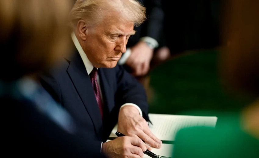 Трамп жетичи федералдык агенттиктерди жоюу тууралуу буйрукка кол койду, анын ичинде «Америка үнү» жана «Эркин радио» финансылык колдоо көрсөткөн агенттиктер да бар