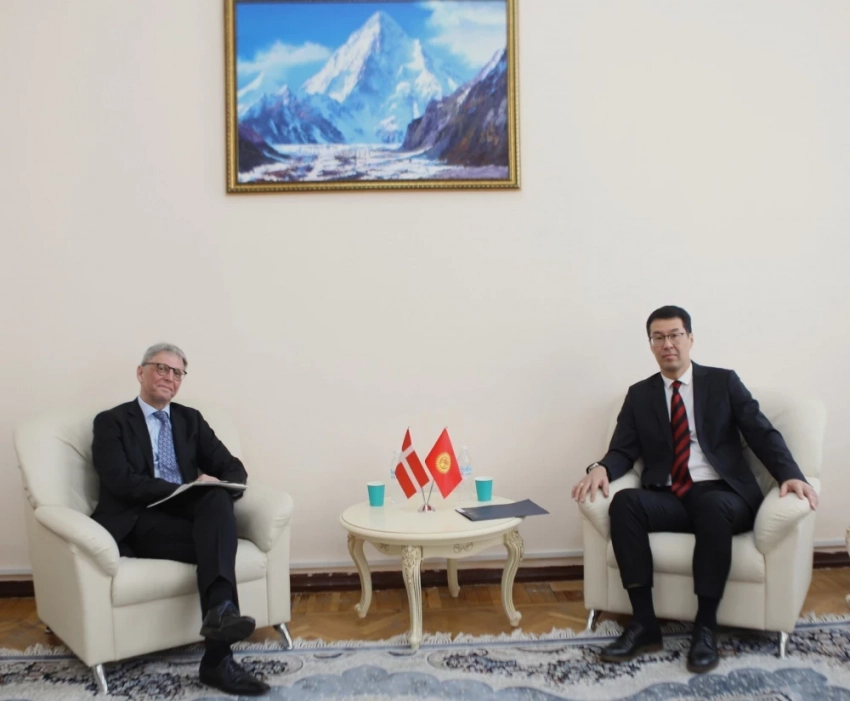 Кыргызстан көзөмөлдөө жана климаттык өзгөрүүлөр министрлигинин орун басары Даниянын элчисинен ишеним грамоталарынын көчүрмөлөрүн кабыл алды