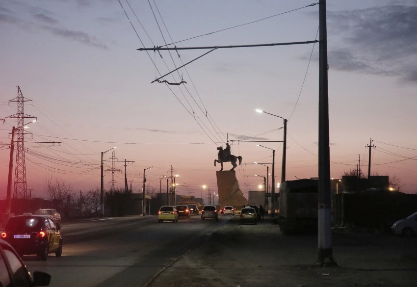 Таңкы рейд: Ош шаарында Касымбеков көчөсүндө жашыл зоналар жана жөө жолдор пайда болот