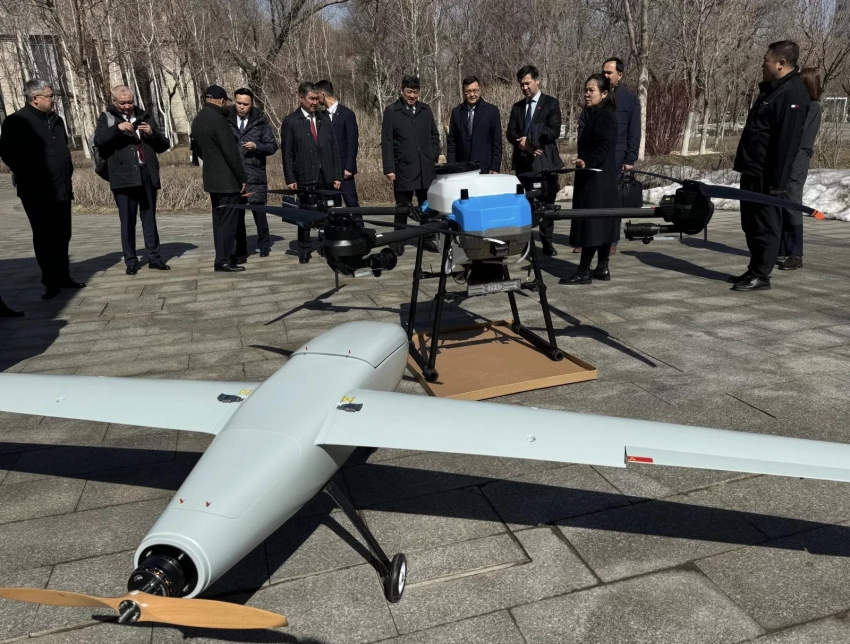 Кытайлык компания Кыргызстанга жамгырды жасалма түрдө жараткан жана зыяндуу жөргөмүштөрдү жок кылган атайын техника берди