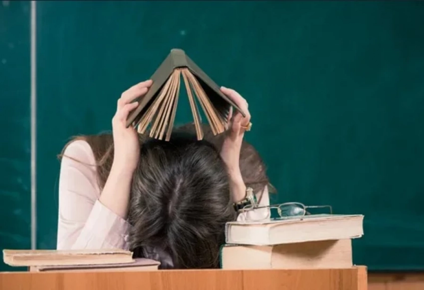 «Текшерүүлөрдү жана кыйноону токтотууну талап кылабыз! Тынчтыкта иштешибизге мүмкүнчүлүк бериңиз!» - мугалимдин жан кейиштиси