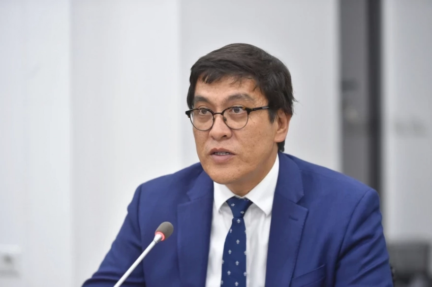 «Сиз бардык жерде туурасыз, бир эле нерседен башка» - Байсалов айылдын мугалиминын жүрөк сынынан ответ берди