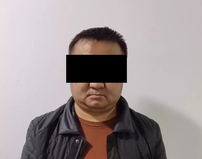 Ташиев болуп, партиялашынан акча алып кетти: Бишкек шаардык кеңешинин депутаты алдамчылык фактысы боюнча кармалды