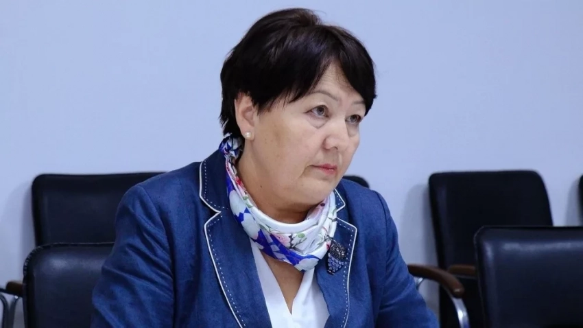 «Эмне үчүн сиз, министр, мугалимдерди коргой албайсыз?» : Мугалим министрдин көңүлүнө маселесин коюп жатат