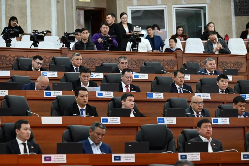 Жогорку Кенеш Кыргызстандын жана Тажикстандын чек арасындагы мыйзам долбоорун үч окууда кабыл алды