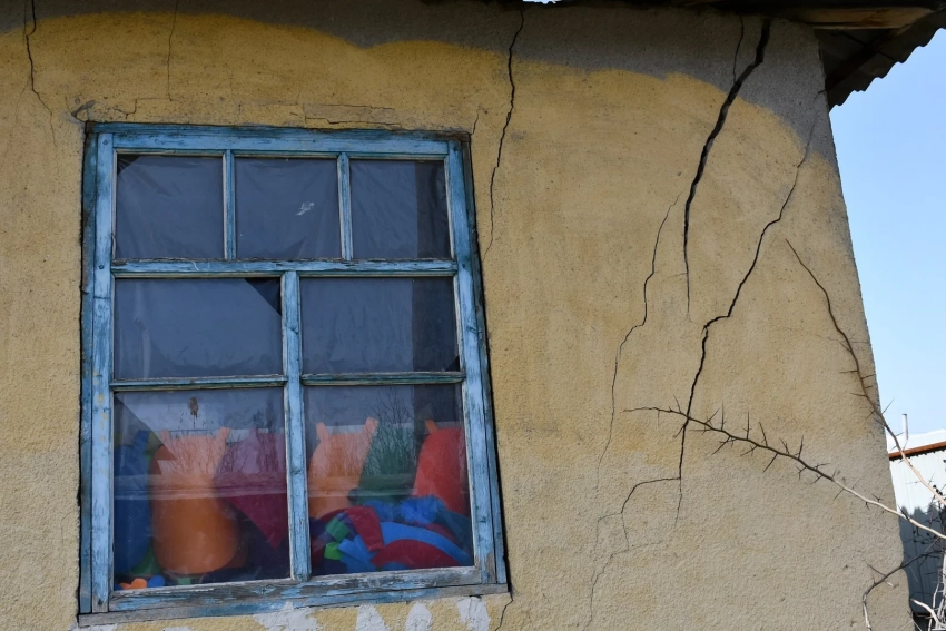 Билим министри жер титирөөдөн жабыркаган мектептерди текшерди