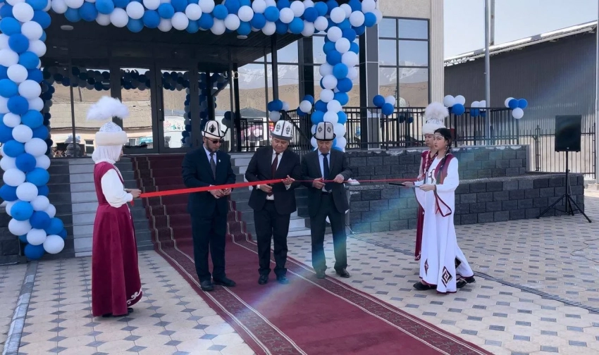 Жумгалда президенттин катышуусунда онлайн-форматта балдар искусствосу мектеби ачылды