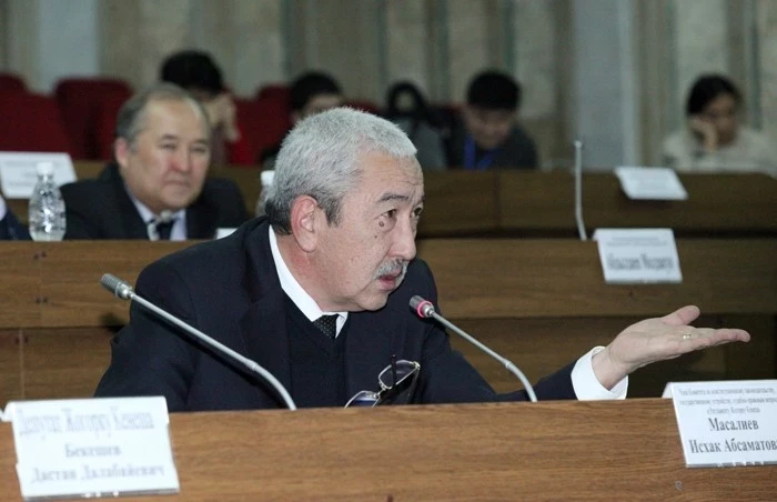 «Сноосунун модага айланганы». Депутаттар Айтматов проспектиндеги үйлөрдүн тосмолорун сноо дегенге сын такты