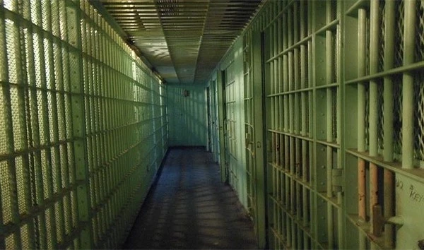 Кыргызстандын Мамлекеттик салык кызматынын мурдагы жетекчиси жана анын орун басары дагы эки ай камакта калтырылды