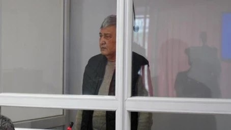 Алматы аэропортунда кызматкерге болгон кол салуу: Күнөөкөргө каршы сот башталды