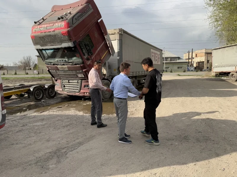 Бишкекте Профсоюз улигында оор жүк ташуучу унаалар үчүн куюндан чыккан токтоп турууну токтотту