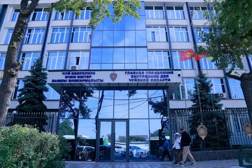 Чуй облусунун ИИББ кызматкерлери социалдык тармактардагы балдарга кылган зомбулук тууралуу жайгаштырылган видеолор боюнча маалыматтарды текшерүүдө