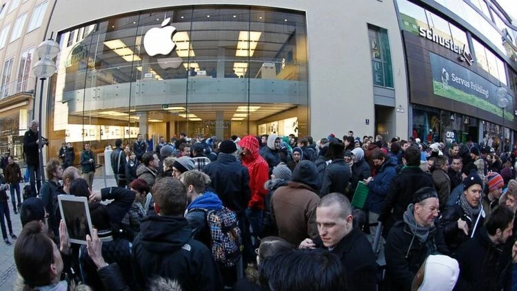 Америка жарандары Apple дүкөндөрүн кыдырууда, iPhone сатып алуу үчүн бажы төлөмдөрүнөн мурун